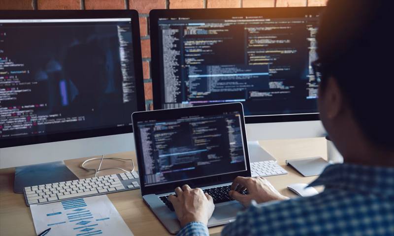 数据科学选型:R与Python如何赋能金川区网站建设?